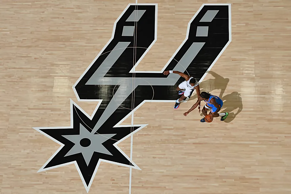 The NBA Season Kicks Off: Shai Leads the Thunder to Victory in the Season Opener (English/Spanish)